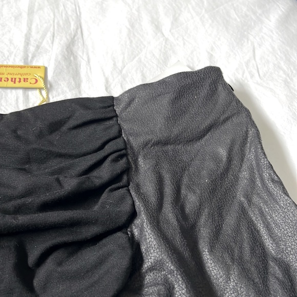 Black mini skirt - Picture 2 of 5